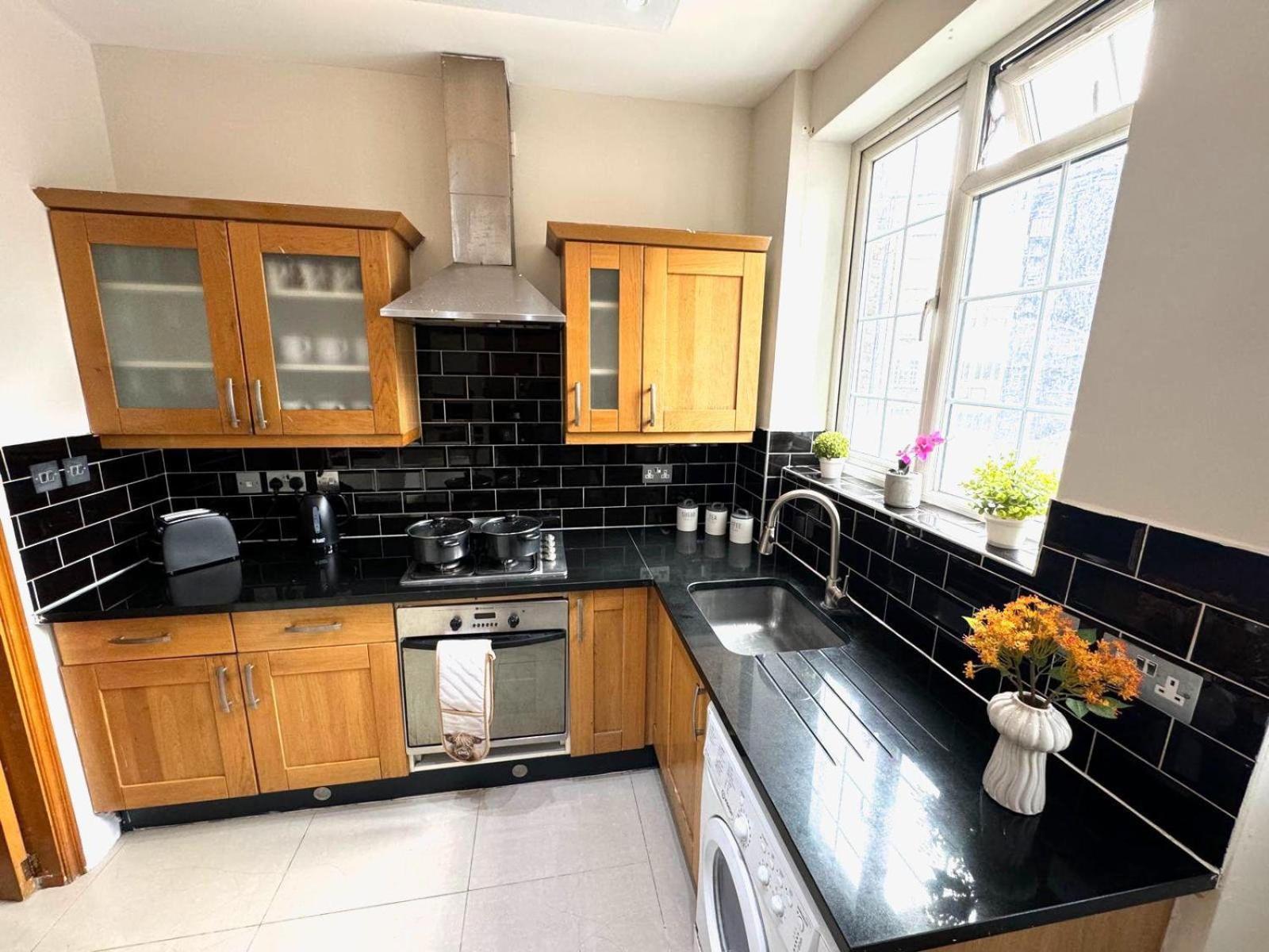 Park Lane Beautiful Family Apartment London