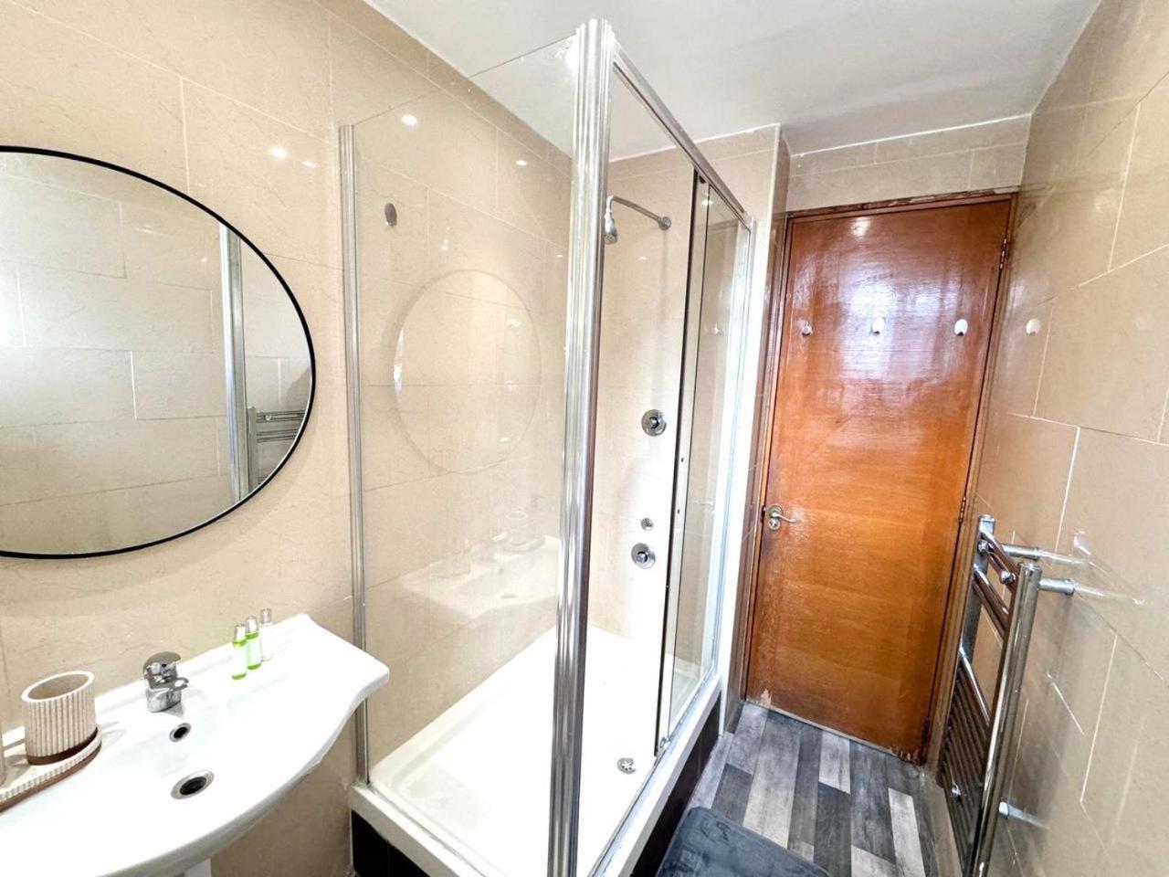 Park Lane Beautiful Family Apartment London