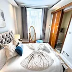 Park Lane Beautiful Family Apartment